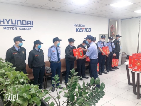 Tặng quà tết cho cán bộ nhân viên bảo vệ Long Hải SC