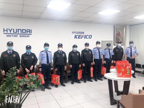 Tặng quà tết cho cán bộ nhân viên bảo vệ Long Hải SC
