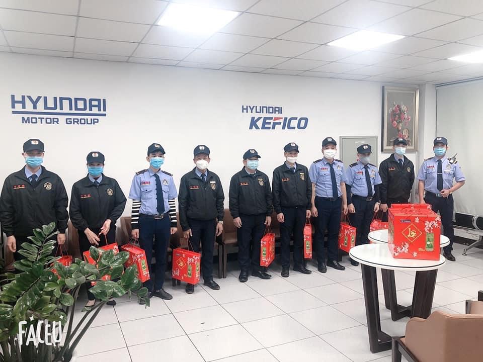 Tặng quà tết cho cán bộ nhân viên bảo vệ Long Hải SC